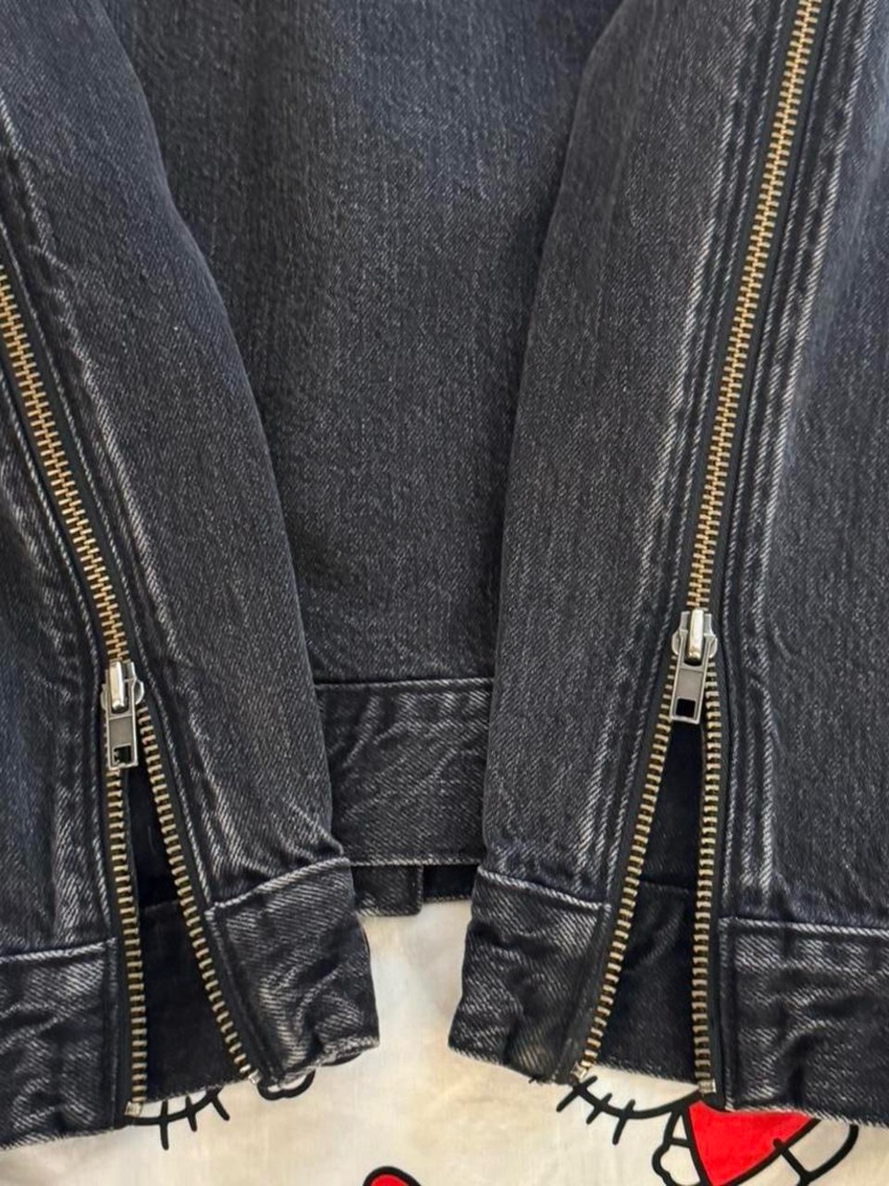 Levi's Black Denim Trucker Jacket with Zipper Sleeves - Picture 4 of 7